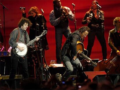 Bruce Springsteen, con una guitarra y rodeado por los músicos que le acompañan, anoche en Las Ventas.