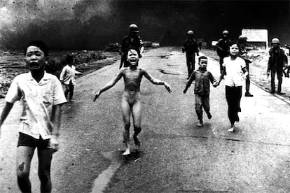 La niña Phan Thi Kim Phuc (en el centro, desnuda) huye de un bombardeo de Estados Unidos con napalm en Trang Bang, en la guerra de Vietnam.