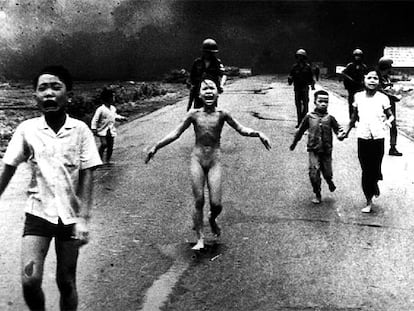 La niña Phan Thi Kim Phuc (en el centro, desnuda) huye de un bombardeo de Estados Unidos con napalm en Trang Bang, en la guerra de Vietnam.