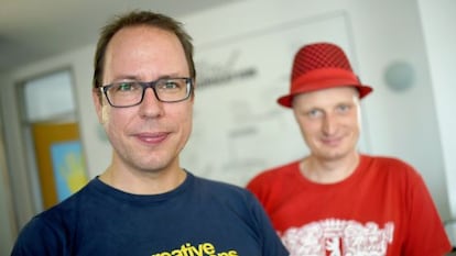En primer plano, Markus Beckedahl, el fundador de la página Netzpolitik org. A su lado, el bloggero Andre Meister.