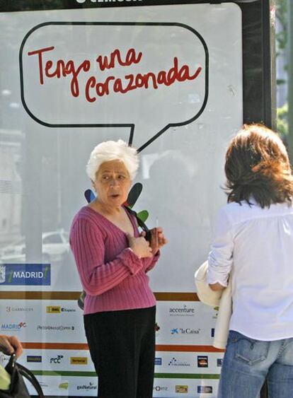 Carteles de la candidatura en en una parada de autobús.