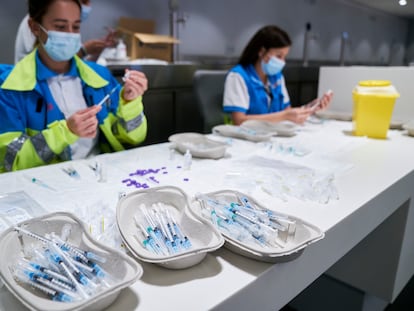 Varios sanitarios preparan vacunas con dosis de Pfizer en el Wanda Metropolitano el 19 de mayo, en Madrid.