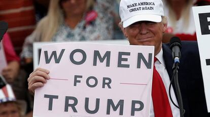 Donald Trump sujeta un cartel en busca del voto de las mujeres en la campaña de Florida.