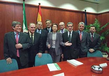Magdalena Álvarez, con los presidentes de las cajas andaluzas el pasado 14 de enero.