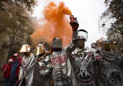 Miembros del sindicato francés de la siderurgia sujetan bengalas durante las protestas en apoyo al sector de la industria y el trabajo, en París, Francia. EFE/Archivo