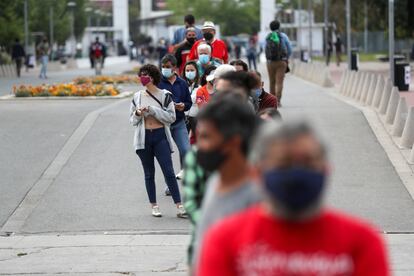 Una fila de votantes durante el referéndum de la constituyente en octubre de 2020. 