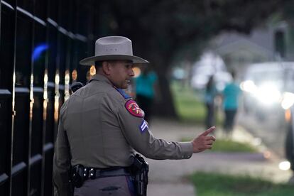 Un policía estatal de Texas vigila el ingreso de alumnos en la escuela primaria Uvalde, durante el primer día de clases.