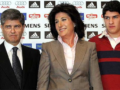 Fernando Martín, con su esposa y su hijo Javier, en la conferencia de prensa del jueves pasado.