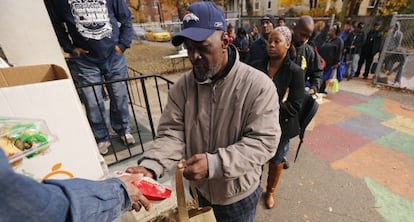 Distribuição de comida no bairro histórico de Anacostia, em Washington.