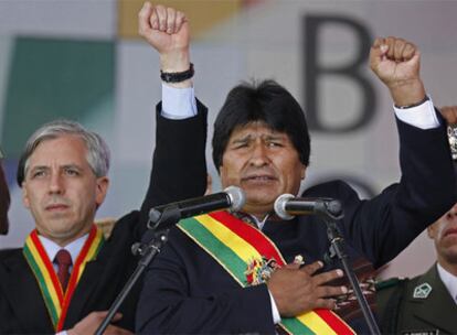 Evo Morales y el vicepresidente boliviano Álvaro García Linera escuchan el himno nacional tras la proclamación de la nueva Constitución