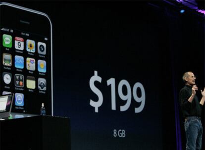 El presidente de Apple, Steve Jobs, anuncia el lanzamiento del nuevo iPhone 3G.