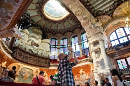 La façana antiga del Palau de la Música, monument patrimoni mundial des del 1997, està decorada amb el grup escultòric 'La cançó popular catalana', de l'artista Miguel Blay. És possible veure l'interior d'aquest santuari de la música catalana en una visita guiada a un preu de 18 euros (11 euros per a estudiants, jubilats i aturats).