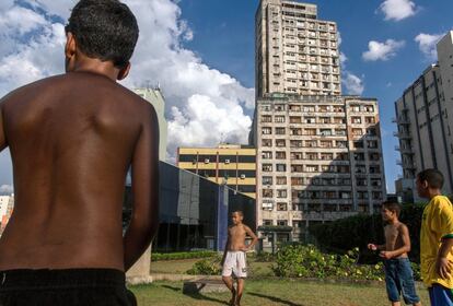 Vista do edifício Prestes Maia, que há seis anos é o lar de 400 famílias espalhadas entre os 22 andares desta antiga fábrica têxtil.