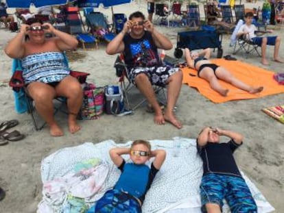 La familia Lorenc ha viajado 15 horas de Nueva York a Isle of Palms (Carolina del Sur) para ver el eclipse.