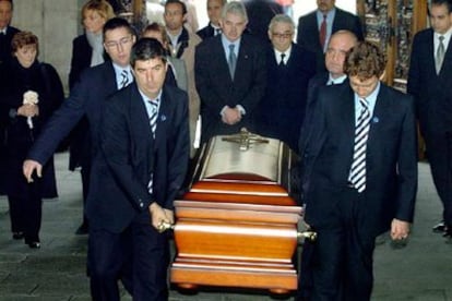 El féretro de Victoria de los Ángeles es recibido por sus familiares y por Maragall en el Palau de la Generalitat.