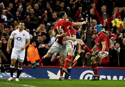 Los jugadores de la selección galesa de rugby celebran su victoria (30-3) ante los ingleses.