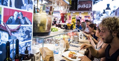 Barra de El Quim de La Boqueria, en el conocido mercado de La Rambla barcelonesa.