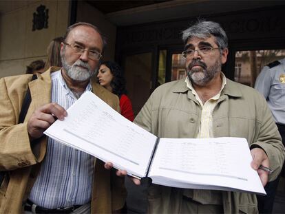 Francisco Vigueras, investigador granadino, y el alcalde de Pulianas (Granada), Rafael Gil, antes de entregar su censo de desaparecidos al juez.