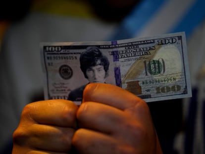 Un seguidor de Milei con un falso billete de 100 dólares, el 18 de octubre.