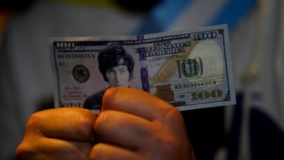 Un seguidor de Milei con un falso billete de 100 dólares, el 18 de octubre.