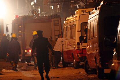 Ambulancias, policía y equipos de rescate trabajan en la zona afectada por el atentado, en la calle Al Azhar.