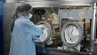 Sala de microbiología en las instalaciones de Sant Joan Despí (Barcelona) de la empresa farmacéutica Reig Jofre, que producirá la vacuna de Janssen, el pasado marzo.