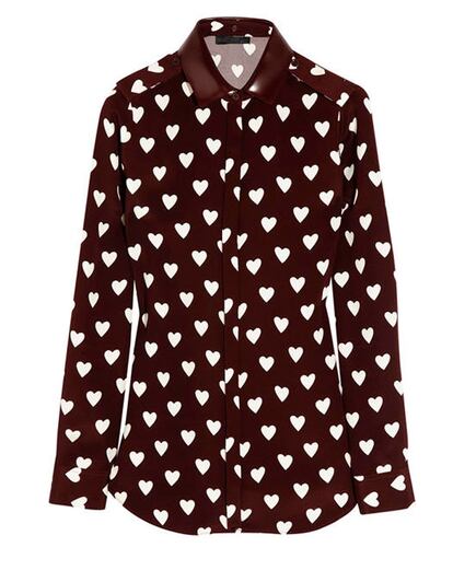 Camisa con estampado de corazones de Burberry. (c.p.v.)