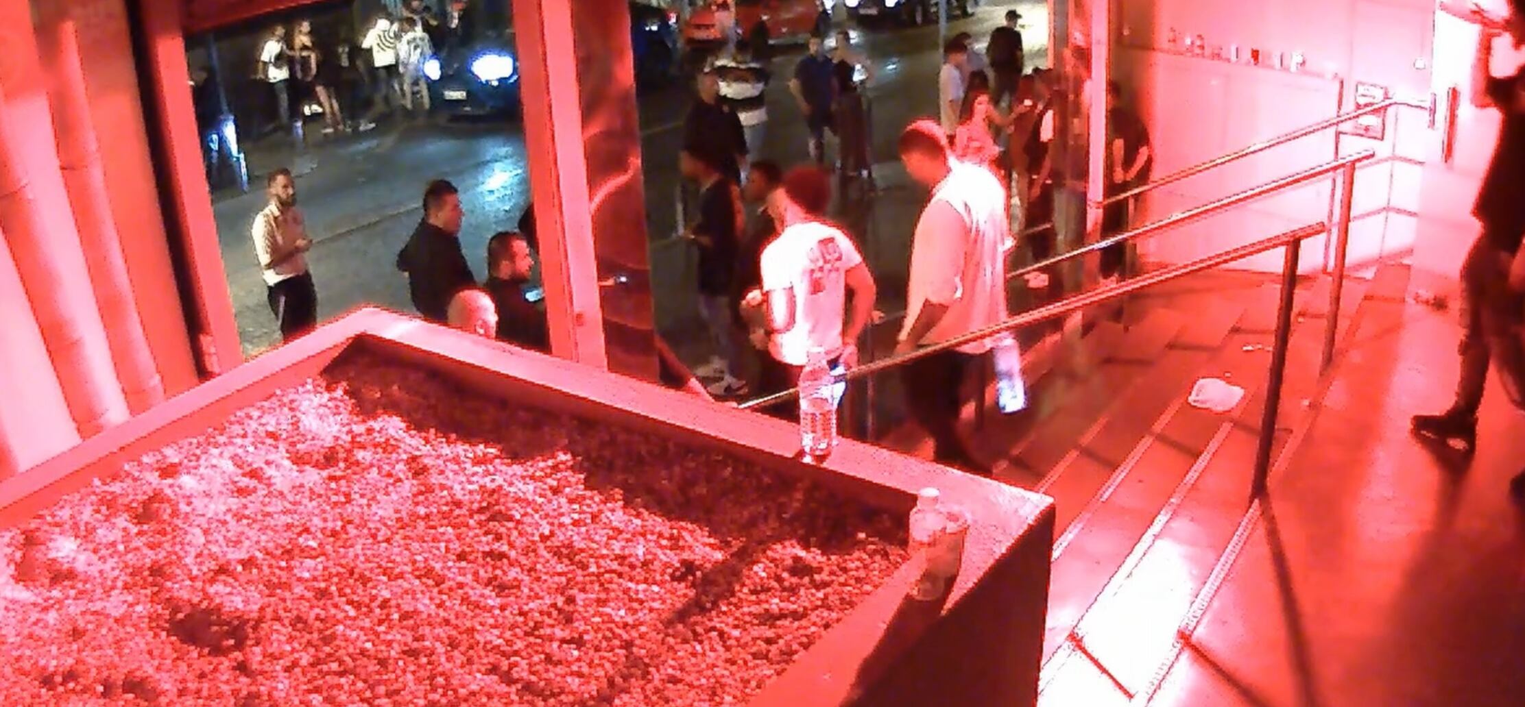 Joaquín D., en el centro de la imagen con una camiseta blanca, sale de la discoteca poco antes de ser agredido.