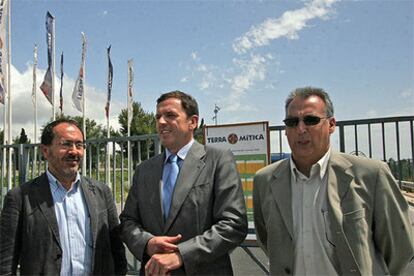 Andrés Perelló, Joan Ignasi Pla y Agustín Navarro, tras la reunión con el comité de empresa de Terra Mítica.