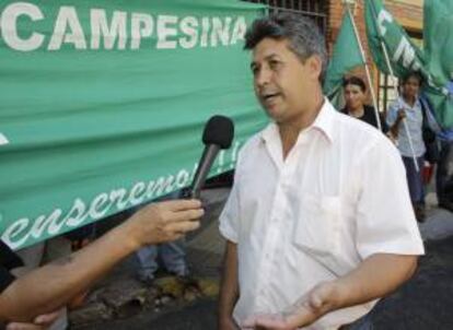 El dirigente campesino Marcial Gmez habla durante una manifestacin, frente a la sede de la Fiscala General de Asuncin (Paraguay).