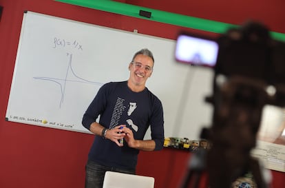 David Calle, profesor 'youtuber', dando una clase para preparar la PAU, en su casa de Velilla de San Antonio (Madrid).