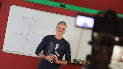 David Calle, profesor 'youtuber', dando una clase para preparar la PAU, en su casa de Velilla de San Antonio (Madrid).