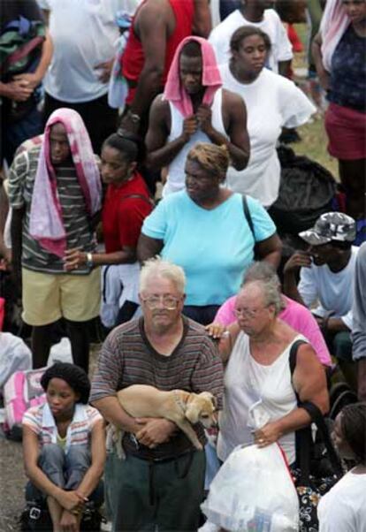 En la imagen, ciudadanos de Nueva Orleans aguardan la llegada de efectivos para su evacuación de la ciudad.