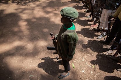 Actualmente, hay unos 300.000 niños y niñas soldado que participan en más de 30 conflictos en todo el mundo, según datos de Unicef. Son críos que se ven abocados a vivir la guerra de verdad, convirtiéndose en combatientes involuntarios. Cada 12 de febrero se conmemora el Día Internacional contra el Uso de Niños Soldado. En la imagen, uno de ellos recién liberado de las garras de la violencia, en Sudán del Sur, el pasado 7 de febrero.