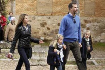 Los príncipes de Asturias y sus hijas, las infantas Leonor y Sofía durante la visita privada que han realizado hoy a Almagro (Ciudad Real).