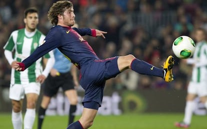 Sergi Roberto persigue el balón durante el partido de Copa ante el Córdoba.