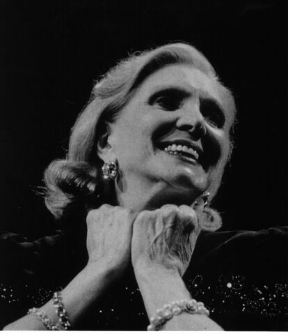 María Dolores Pradera, en una actuación sobre 1996.