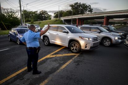 Un oficial de policía dirige el tráfico en una intersección en San Juan, este jueves.