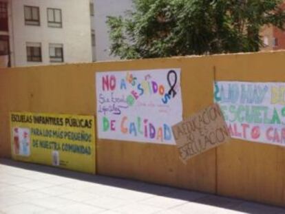 Los alrededores del Ayuntamiento llenos de pancartas exigiendo una nueva negociaci&oacute;n