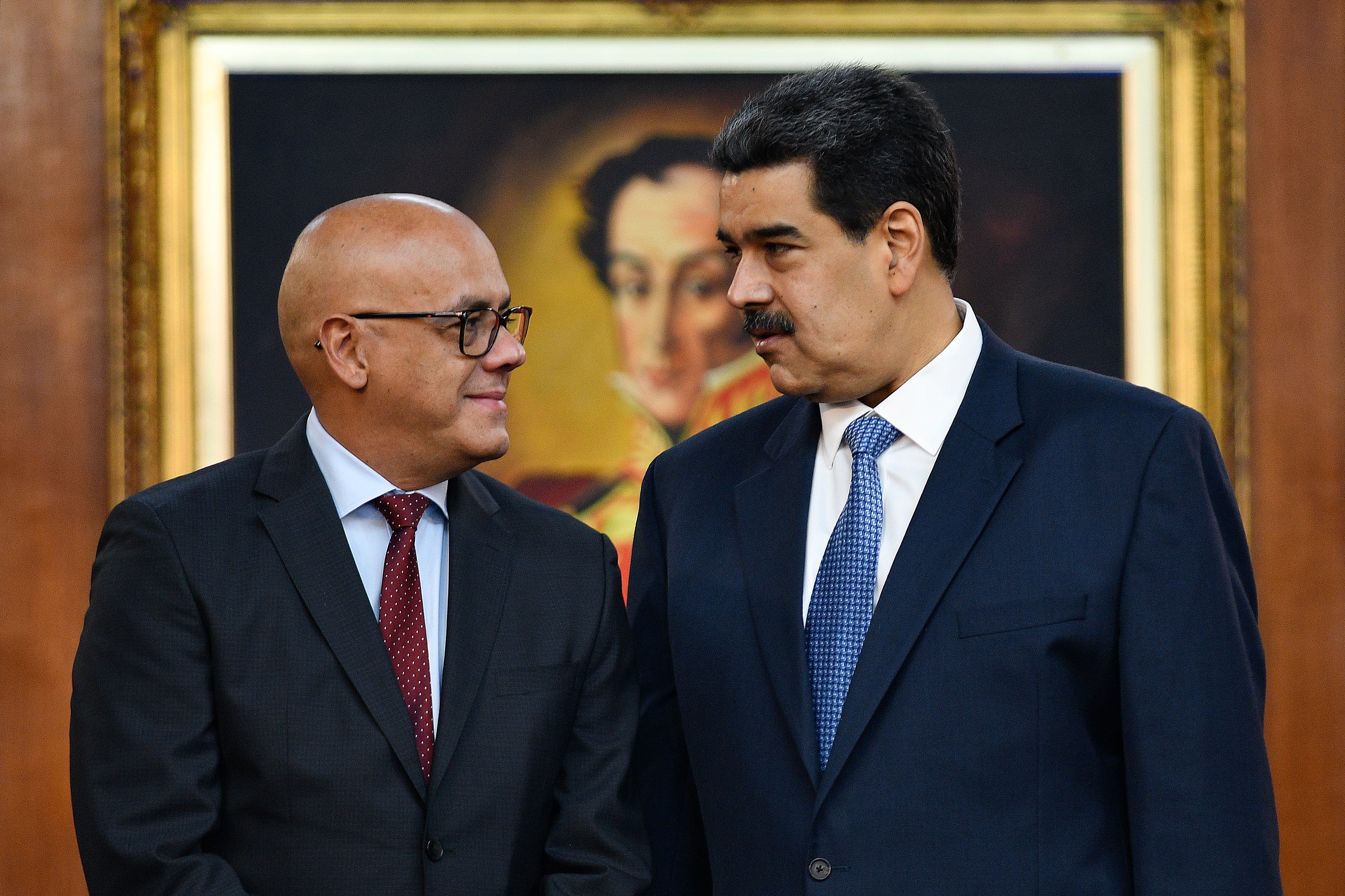 Jorge Rodríguez y Nicolás Maduro.