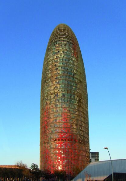 La muestra, comisariada por Robert Dulau, conservador jefe dePatrimonio en Francia, y Pascal Mory, arquitecto y profesor de arquitectura, también expone obras de edificios españoles como este: la Torre AGBAR (1999-2005) de Barcelona.