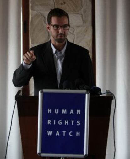 Bill Van Esveld, de Human Rights Watch, se dirige a la prensa este miércoles en Gaza.
