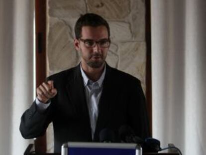 Bill Van Esveld, de Human Rights Watch, se dirige a la prensa este miércoles en Gaza.