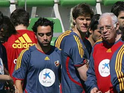 Xavi y Xabi Alonso, junto a Luis Aragonés.