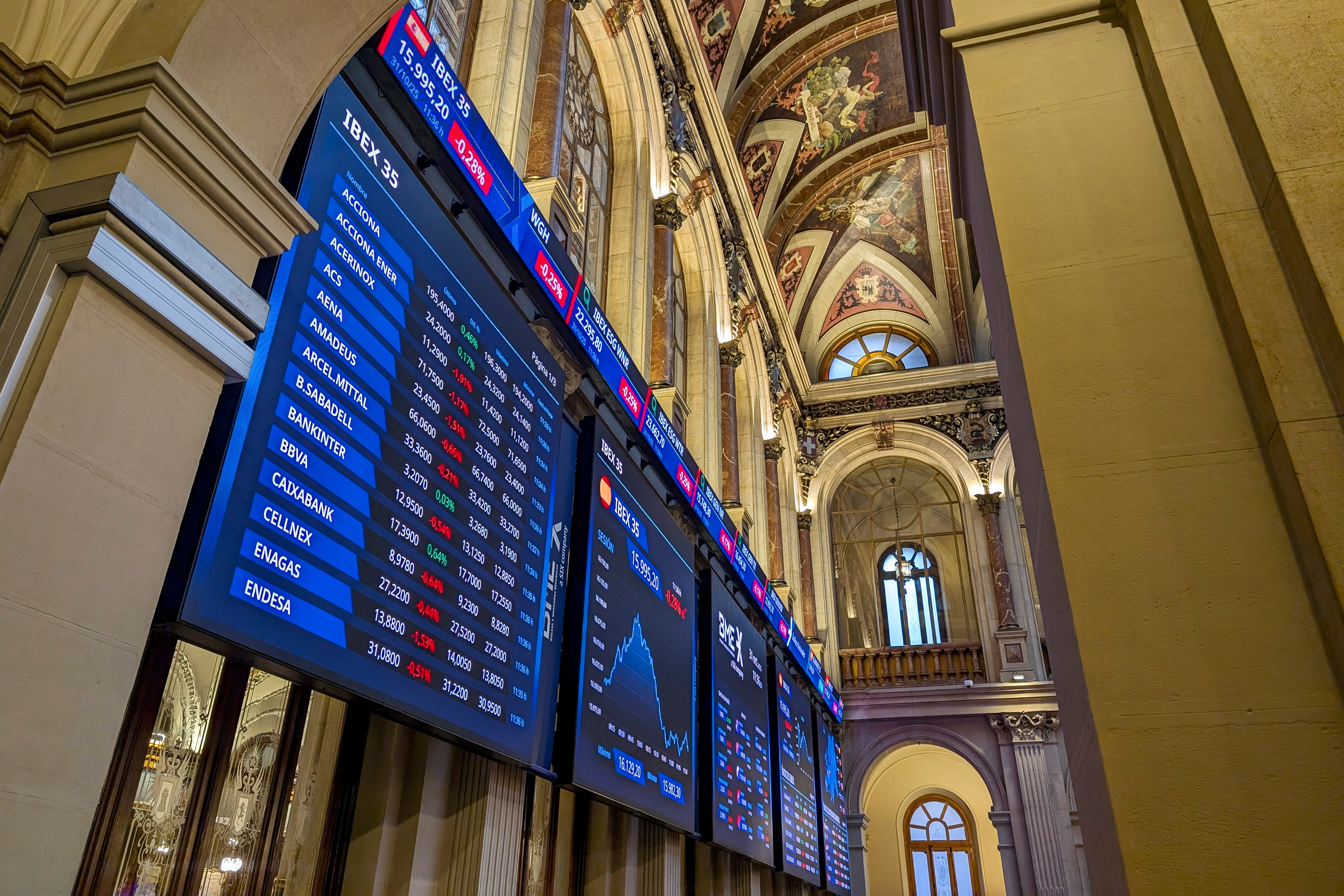 El interior del palacio de la Bolsa española, en Madrid, este viernes.