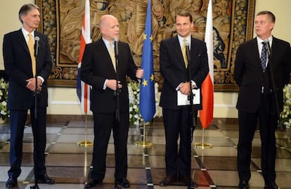 El ministro de Defensa británico, Philip Hammond, el ministro de Exteriores británico, William Hague, el ministro de Exteriores polaco, Radoslaw Sikorski, y el ministro de Defensa Tomasz Simoniak.