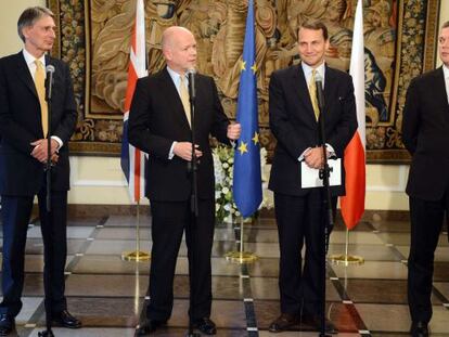 El ministro de Defensa brit&aacute;nico, Philip Hammond, el ministro de Exteriores brit&aacute;nico, William Hague, el ministro de Exteriores polaco, Radoslaw Sikorski, y el ministro de Defensa Tomasz Simoniak.