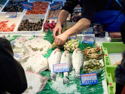 Un mostrador de pescadería en un mercado de Madrid, España.