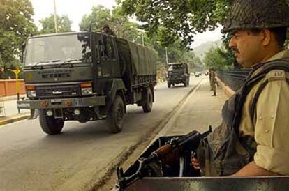 Un soldado vigila el paso de un convoy de vehículos esta mañana en Srinagar (India).