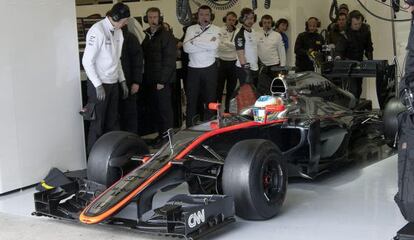 Fernando Alonso, en boxes del circuito de Jerez.